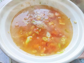 8、砂锅米线,加入半锅热水