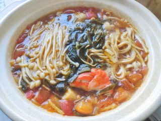 14、砂锅米线,再加入所有配菜，煮三分钟