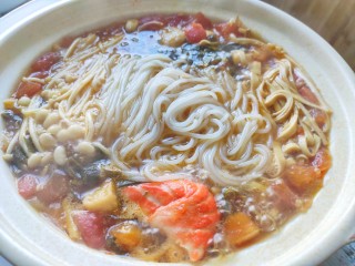 15、砂锅米线,加入米线