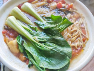 16、砂锅米线,加入油菜，再煮两分钟