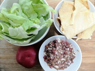 1、陕西胡辣汤,准备好食材