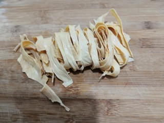 3、陕西胡辣汤,豆腐皮洗干净，切丝备用