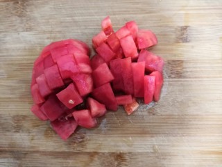 5、陕西胡辣汤,西红柿，洗干净，切成小块，备用