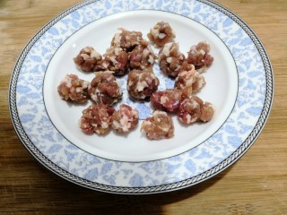 6、陕西胡辣汤,腌制好的肉沫，捏成小丸子，备用