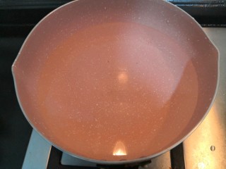 7、陕西胡辣汤,锅中加水1200克，大火烧煮