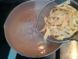 9、陕西胡辣汤,滚开后，肉丸变色断生，倒入豆腐皮