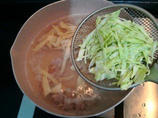 10、陕西胡辣汤,倒入高丽菜