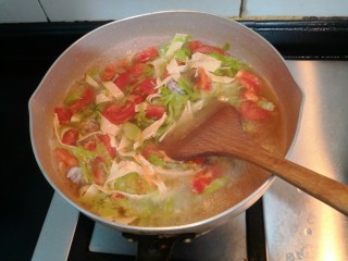 12、陕西胡辣汤,用铲子，翻拌均匀，继续烧煮