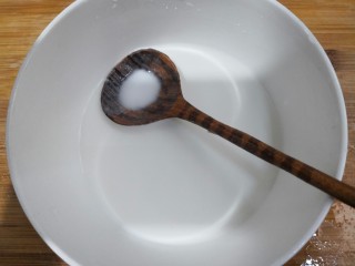 13、陕西胡辣汤,把淀粉放入碗中，加入100克水，搅拌均匀