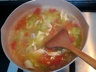 15、陕西胡辣汤,快速翻拌，至汤汁浓稠，关小火