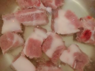2、糖醋排骨,洗干净到盆里用水泡半个小时