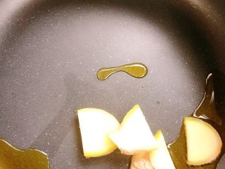 7、糖醋排骨,下姜片