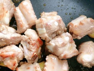 9、糖醋排骨,翻炒至两边发黄