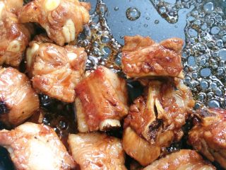 15、糖醋排骨,炒至冰糖融化