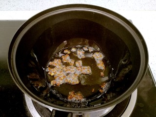 10、清爽拍青瓜,油温八成热时倒入花椒,关火。