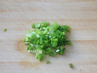 2、香菇鸡肉粥,小葱切末，备用。