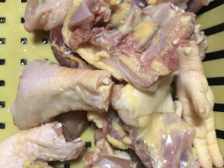 3、茶树菇炖鸡汤,沥干水分。