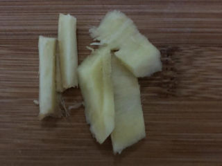 4、茶树菇炖鸡汤,生姜去皮切片。