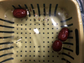 6、茶树菇炖鸡汤,红枣浸泡清洗。