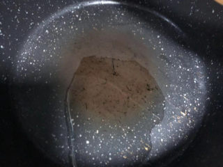 7、茶树菇炖鸡汤,起油锅。