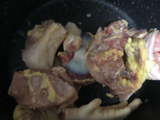 8、茶树菇炖鸡汤,倒入生姜和鸡块。