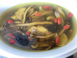 18、茶树菇炖鸡汤,上桌吧。