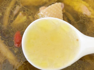 19、茶树菇炖鸡汤,又香又鲜！