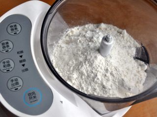 1、龙须凉面,.将面粉倒入面条机，盖上盖子，启动快速面条模式。