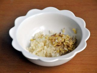 8、龙须凉面,将姜和蒜切成末。