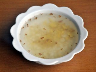 9、龙须凉面,倒入凉开水，调制成姜蒜水。