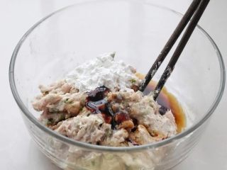 2、萝卜丝汤,打成黏稠的猪肉糜取出，调入生抽、料酒、蚝油、鸡蛋清、胡椒粉和玉米淀粉。