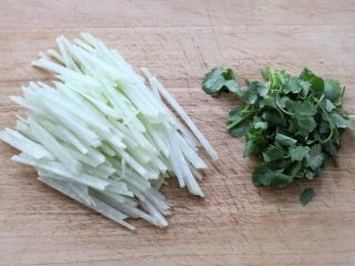 4、萝卜丝汤,萝卜洗净去皮切成细丝，再切香菜段或葱花备用。