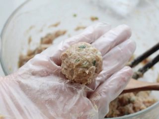 5、萝卜丝汤,锅中添入清水大火烧至沸腾，用勺子挖取适量肉糜团成丸子形状，也可以用虎口挤出丸子。