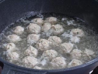 6、萝卜丝汤,调成中小火，一个一个地下入丸子用筷子拌几下，大火再次煮至丸子漂浮起来。