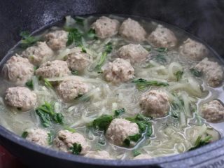 8、萝卜丝汤,调入少许的盐、鸡精和芝麻油，撒香菜段关火即可。