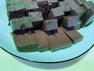 1、鸭血豆腐汤,将鸭血切块