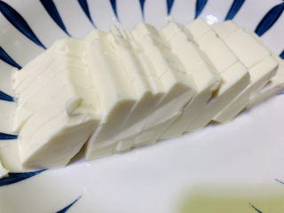 2、鸭血豆腐汤,豆腐切小块