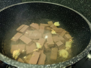 3、鸭血豆腐汤,烧一锅开水，加入姜片和鸭血