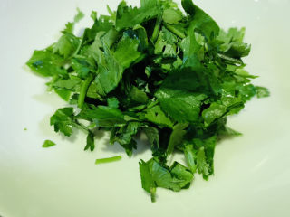 4、鸭血豆腐汤,准备芹菜沫
