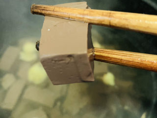 5、鸭血豆腐汤,鸭血焯水后捞起