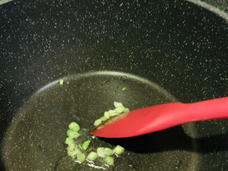 6、鸭血豆腐汤,热锅加食用油，加葱白炒香