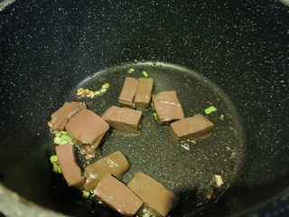 7、鸭血豆腐汤,加入鸭血