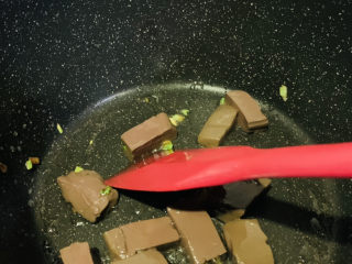 8、鸭血豆腐汤,鸭血炒香