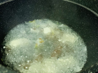 12、鸭血豆腐汤,转中火，再煮5分钟