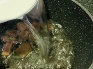 9、鸭血豆腐汤,加入清水