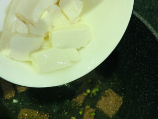 10、鸭血豆腐汤,加入豆腐