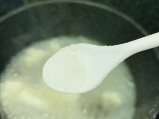 14、鸭血豆腐汤,加盐，搅拌均匀调料