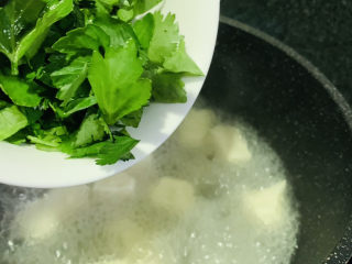 15、鸭血豆腐汤,加入芹菜