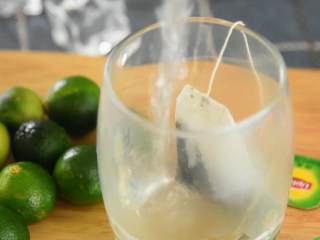 1、养乐多青柠绿茶—简单易学的小清新饮料，奶茶铺点单率超高,开水冲泡绿茶。