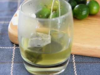 2、养乐多青柠绿茶—简单易学的小清新饮料，奶茶铺点单率超高,放凉。